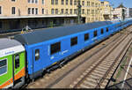 Blick auf einen klimatisierten Schlafwagen mit der Bezeichnung  WLABmz  (61 81 70-90 204-2 A-RAG), der in der Zugmitte des Alpen-Sylt-Nachtexpress mitläuft und den Bahnhof Ludwigsburg auf Gleis 4 verlässt.
Aufgenommen vom Treppenaufgang zum Franck-Steg.

🧰 RDC Autozug Sylt GmbH
🚝 NEX89349 Westerland(Sylt)–Radolfzell
🕓 30.7.2021 | 10:13 Uhr