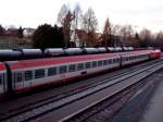 Bmz(61812191074-8) ist der zweite von vier Wagen des  Neuen  Schnellzuges D966 (Garsten-LINZ-Simbach/Inn-Mnchen), hier beim Halt in RIED i.I.; 081214