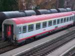 ABmz(61813090035-9) steht mit D966 zur Abfahrt nach Mnchen Hbf bereit;091122