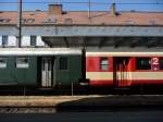 In Krems an der Donau waren am 19.04.09 vier grne und zwei rote Schlierenwagen abgestellt. Das Foto zeigt den  Vergleich  zwischen grnen und roten Schlierenwagen.
