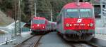 Mittenwaldbahn: 8073 224 auf dem Wege nach Seefeld begegnet in Hochzirl eQdK 8073 218 auf dem Wege nach Innsbruck. Beider Zge Kraft kommt von 1144ern. (11. Dezember 2004)