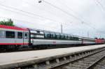 Beide  Transalpin  sollten uns am Bahnbilder-Treffen in Wrgl/Brixlegg begegnen. Kunterbuntes sterreichisch-schweizerisches Wagenmaterial ist eins der Markenzeichen dieses OEC. Ein weiteres ist der immer an zweiter Stelle (je nach Fahrtrichtung) laufende SBB-Panoramawagen. Mit dem nchsten Fahrplanwechsel wird dieser Zug in diesem  Kostm  auch Geschichte sein und durch eine (Doppel-??)-Railjet-Garnitur ersetzt. (20.06.2009).