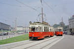 Wien: Die Wiener Straßenbahnen vor 50 Jahren: SL 18 (B 61 + b + b) / SL 8 (b 1472 + b + B) VI, Mariahilf, Mariahilfer Gürtel / Mariahilfer Straße am 1. September 1969. - Im Hintergrund links sieht man den Westbahnhof - damals war das jetzt unter Denkmalschutz stehende Bahnhofsgebäude von anderen Bauten noch nicht eingeklemmt, sondern stellte sich ganz deutlich den Reisenden und Vorbeikommenden vor. -  Wie es auch zu sehen ist, hatte sich der Gürtel (: die äußere  Ringstraße ) sich schon damals zu einer Stadtautobahn entwickelt. In der Zwischenzeit ist es schon wegen der verfehlten Wiener Verkehrspolitik viel schlimmer geworden, u.a. wurde die SL 8 ein Opfer der politischen Begünstigung des stadt- und umweltzerstörenden Autoverkehrs. - Scan eines Farbnegativs. Film: Kodak Kodacolor X. Kamera: Kodak Retina Automatic II.