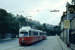 Wien: Die Wiener Straßenbahnen vor 50 Jahren: Ende Januar 1967 erhielt die Straßenbahnlinie 38 als die erste die modernen GT6 des Typs E1, eines stärkeren Wagentyps als die GT6 des Typs E, von denen die ersten schon seit 1959 in Betrieb waren. - Der GT6 E1 4714 und der Bw c3 1155, die sich in der Grinzinger Alle befinden, nähern sich der Endstation in Grinzing. Datum: 26. August 1969. - Scan eines Diapositivs. Film: AGFA CT18. Kamera: Canon Canonet QL28.