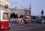 Wien Wiener Stadtwerke-Verkehrsbetriebe (WVB) SL 71 (C1 110 (SGP 1955))) I, Innere Stadt, Schwarzenbergplatz im Juli 1975. - Der Platz hat seinen Namen nach dem Sieger über Napoleon in der Völkerschlacht von Leipzig 1813, Karl Philipp Schwarzenberg, dessen Standbild rechts auf dem Foto zu sehen ist. - Im Hintergrund ahnt man den Hochstrahlbrunnen, ein Monument für die Fertigstellung der Ersten Wiener Hochwasserleitung im Jahre 1873, und das Befreiungsdenkmal mit dem unbekannten russischen Soldaten. - Darüber hinaus gibt es einige Stadtpalais (Architekten: Heinrich Ferstel, Johann Romano und August Schwendenwein) aus dem 18. Jh auf diesem Platz. - Scan eines Diapositivs. Kamera: Minolta SRT-101.