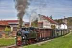 Die Dampflokomotive 498.04 der St.B. fährt mit dem 1.Maisonderzug aus Steyr nach Grünburg aus der Station Sommerhubermühle hinaus. 