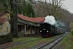 498.04 durchfährt mit ihrem Adventssonderzug am 08.12.2018 den Bahnhof Pergern