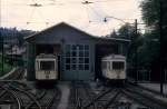 Linz Pöstlingbergbahn: Die Triebwagen XVII und XIII halten am 16. Juni 1971 vor der Wagenhalle in Urfahr. - Scan eines Diapositivs. Kamera: Minolta SRT-101.