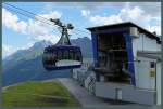Die 1954 errichtete Vallugabahn verbindet die Berge Galzig (2184 m) und Valluga (2809 m) bei St. Anton am Arlberg. Hier verlässt eine Gondel die Talstation auf dem Galzig, welche gleichzeitig die Bergstation der Galzigbahn ist. Im Hintergrund der Hohe Riffler (3168 m). (09.08.2015)