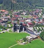 Die Talstation der Ahornbahn in Mayrhofen, aufgenommen aus der Kabine bei der Talfahrt von der Bergstation. 24.08.2024