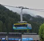 Eine der Beiden Kabinen der Ahornbahn in Mayrhofen, hat soeben die Talstation verlassen zum Aufstieg zur Bergstation. 19.08.2024