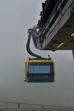 Aus dem dichten Nebel taucht eine Gondel der Penkenbahn aus Mayrhofen, an der Bergstation auf. 19.08.2024