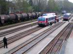  Eisenbahnfotograf  welcher die  Zugkreuzung  am Bhf.