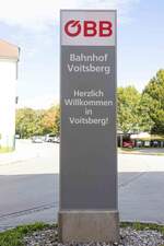 Als erster Bahnhof der einstigen GKB Infrastruktur erhielt der Bahnhof Voitsberg das erste ÖBB Logo. Am 25. September konnte ich am Bahnhof Vorplatz dieses Bild machen. 