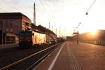 Nur wenige Minuten nach der Ankunft des mit der 1144 117 bespannten DG54571 von Graz Vbf nach Villach Süd Gvbf in Knittelfeld am 15.7.2020 blinzelte die Morgensonne hinter dem Gobernitzberg