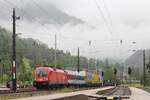 Vor der vernebelten Kulisse der Pyhrn-Prielregion brachte am 21.7.2012 die 1116 080 eine Rollende Landstraße von Spielfeld-Straß kommend nach Wels Terminal und fuhr hier in den Bahnhof