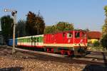 Mit dem abendlichen Regionalzug von Trassdorf nach Garting fährt die 2095 007 aus Brunn am Berg der Abendsonne entgegen.