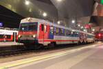 Spät am Abend des 31.1.2024 stehen der 5047 059 und der 5047 042 in Wien Hbf und warten auf die Abfahrt als R7435 nach Wiener Neustadt Hbf über Traiskirchen.