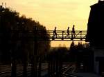  ber die Brcke fhrt der Weg ; (Bahnsteg in Ried i.I. mit Menschen im Gegenlicht);120426