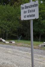 Diese Aufnahme ist in Gaweinsthal ebenfalls an der Strecke Gänserndorf Mistelbach entstanden. Nach der großen Einstellungswelle der Strecken des Weinviertels im Mai 1988 wurde hier der Verkehr nach Gänserndorf wieder aufgenommen, um 2004 endgültig aufgegeben zu werden. Nun wurden auch hier die Schienen entfernt. Nur die Verbotsschilder bestehen länger. (28.06.2014)