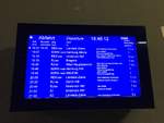 Abfahrtsmonitor mit Urlaubssonderzügen vom Bahnhof Imst-Pitztal am Abend des 17.2.2018.
