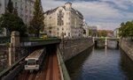 Eine U-Bahngarnitur der ersten Generation  Silberpfeil  quert den Wienfluss am Weg vom Schwedenplatz Richtung Landstraße am 7.Juli.2014    