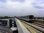 Zug verlsst die Station  Donaustadtbrcke  Richtung Aspernstrae