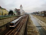 Wiental-Linie: Einer der wenigen auf der U4 verkehrenden V-Zge  zwischen  Braunschweiggasse und Hietzing. 6.12.09