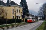 Die kleine Straßenbahn im österreichischen Gmunden überwand auch echte Steigungen, wie hier auch der GM 9 von Lohner und Kiepe (06.04.1986)