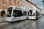 Straßenbahn-Triebwagen 225 und 245 in Graz am Hauptplatz, 16.6.19  