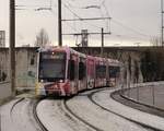 Graz. Am 14.12.2019 war Variobahn 227, welche für
Schogetten wirbt, auf der Linie 4. Hier zu sehen
ist sie am frühen Morgen nach der Haltestelle P+R
Murpark über dem Petersbach. 