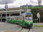 Graz. TW 502 der Graz Linien fährt hier am 29.04.2021 als Linie 4 zur Laudongasse, die Garnitur konnte ich kurz vor erreichen der Haltestelle P+R Murpark ablichten.