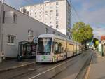 Graz. Variobahn 233 der Graz Linien erreicht hier am 15.05.2021 als Linie 6 die Haltestelle Moserhofgassse.