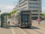Graz. Variobahn 222 der Graz Linien steht hier am 10.07.2021 als Linie 4 in der Fröhlichgasse.