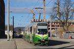 Tw.608 in der Waagner Biro Straße kurz hinter der Haltestelle Nicolaus Harnoncourt Platz. (18.12.2021)