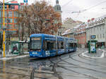 Graz. Variobahn 235 war am 28.11.2021 auf der Linie 6 unterwegs, hier am Jakominiplatz.