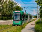 Graz. Die Linie 5 verkehrt auf dem Ast nach Puntigam auf einem eingleisigen Abschnitt, dieser wird von 08.07.2023 bis November 2024 zweigleisig ausgebaut. Am 07.07.2023 boten sich die letzten Möglichkeiten, den eingleisigen Abschnitt fotografisch festzuhalten, hier ist Variobahn 218 kurz vor dem Brauquartier zu sehen.