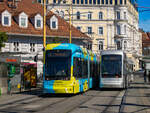 Graz. Variobahn-Begegnung am Jakominiplatz: Die Variobahn 241 begegnet hier der Variobahn 201, welcher hier an der Endhaltestelle ankommt.