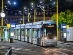 Graz. In der kühlen Sommernacht auf den 17.07.2024, steht hier Variobahn 209 abfahrbereit am Jakominiplatz als Linie 1 nach Eggenberg.
