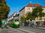 Graz. Neu auszubildende Straßenbahnfahrer kommen schon sehr früh ihrer Karriere in den Geschmack der DUEWAG-Lizenzbauten:: Am 23.09.2024 ist hier der TW 509 während einer Fahrschulfahrt am Kaiser-Josef-Platz zu sehen.