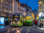 Graz. Die Adventsaison rückt immer näher: Während am 21.11.2024 in Graz bei Dämmerungseinbruch die Weihnachtsbeleuchtung getestet wird, erreicht hier Variobahn 227 als Linie 4 den Hauptplatz.