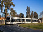 Graz. Variobahn 219 wendet hier am sonnigen Morgen des 26.11.2024 in der Schleife Zentralfriedhof.