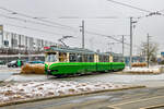 Graz. Triebwagen 506 der Graz Linien ist hier am 20.01.2025 als Linie 5 in der verschneiten Haltestelle Puntigam zu sehen.