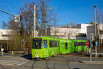 Graz. Am sonnigen 27.01.2025, legt sich Triebwagen 604 der Graz Linien hier in die kurve der Wendeschleife LKH Med Uni.