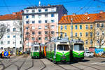 Graz. Am sonnigen Vormittag des 06.03.2025, sonnen sich zwei Exemplare der damals größten Straßenbahnhersteller in Deutschland und Österreich am Freigelände in der Remise Steyrergasse: Rechts der im Jahr 1971 gebaute DUEWAG GT8 der ehemaligen Straßenbahn Wuppertal, links der etwas ältere ehemalige Wiener E1 mit Baujahr 1968. Ganz rechts im Foto erkennt man den ehemaligen Beiwagen 343B, welcher bereits anfangs der 90er Jahre ausgemustert wurde.