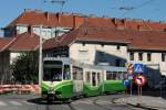 Der 10.07.2015 war der letzte Tag, an dem der rund 400m lange Streckenabschnitt in der Alten Poststraße zwischen den Haltestellen Georgigasse und Alte Poststr./ Remise 3 befahren wurde. Der stadtauswärts fahrende Tw.601 biegt soeben von der Alten Poststraße in die Georgigasse ein, links vom Triebwagen kann man bereits die Baustelle der rund 150m langen  Neubaustrecke  in der Laudongassse erkennen, wo ab Herbst die Linie 1 über den bereits bestehenden Streckenabschnitt in der Asperngasse verkehren wird.