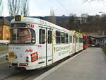 Lohner/Lizenz Duewag 6-achser Tw. 72 der Linie 1 der Innsbrucker Verkehrsbetriebe an der Endhaltestelle Bergisel in Innsbruck am 20.3.2009. Davor steht schon einer der neuen Bombardier Flexity Outlook. 