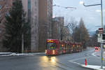 TW 315 (Bombardier Flexity Outlook C) auf der zweiten Runde der Publikumsfahrt zur Einweihung der Straßenbahnerweiterung Richtung Westen in Innsbruck. Sogleich wird die Tram die Steigung von 8,5 % zu bewältigen haben. Aufgenommen 5.12.2017.