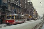 Der 1960 von Lohner gebaute Großraumwagen 64 fährt im Januar 1980 auf der Linie 1 durch die Innsbrucker Innenstadt.