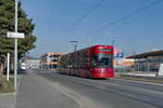 Innsbruck/Rum: Tw. 371 als Linie 5 bei der Haltestelle Neu-Rum Glungezerstraße. Aufgenommen 5.3.2023.